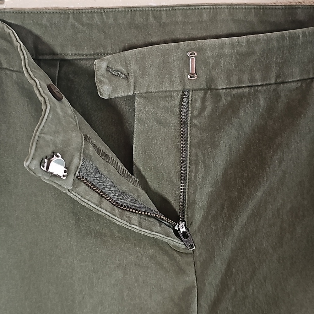 Scripted Cropped Ruffle Pants. - Picture 5 of 8